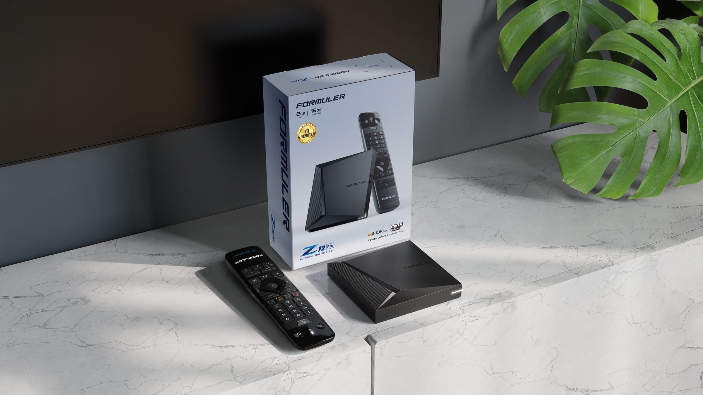 La boîte du Z12 Pro, le boîtier et la télécommande sur un meuble télé en marbre